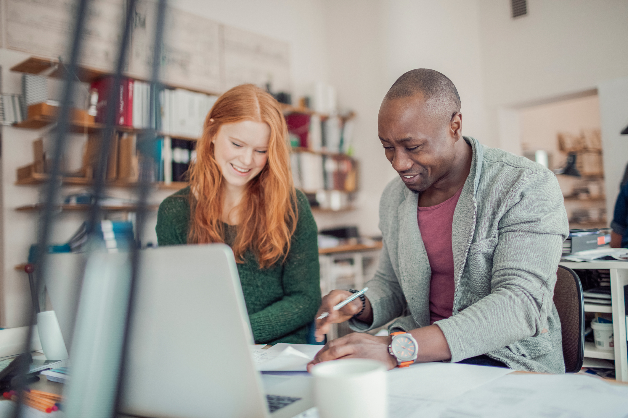 Coworkers working together Unternehmenskulturen